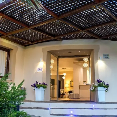 Holidays & Ξενοδοχείο Σκόπελος